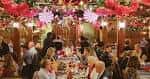 Interior festivo del Angus Barn decorado para Navidad con mesas de cena y ambiente acogedor