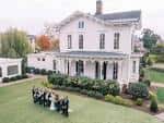 Vista aérea de la casa Merrimon-Wynne con una boda clásica en el jardín