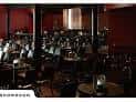 Interior del club de comedia con mesas y butacas dispuestas para el público