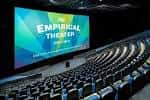 Interior del Empirical Theater con pantalla curva y butacas modernas