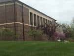 Vista exterior del edificio de la Biblioteca Linda Hall con jardines y árboles en flor