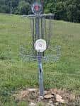 Cesta de disc golf en el campo de Blue Valley Park