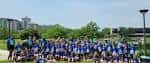 Grupo de niños y monitores del campamento de verano del YMCA en los terrenos de Blue Valley