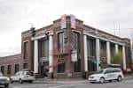 Fachada frontal del teatro en día nublado, mostrando su arquitectura histórica