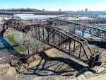 Vista panorámica del puente Rock Island en Kansas City con el río y la ciudad al fondo
