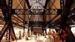 Interior del puente convertido en espacio para eventos con decoración elegante y estructura metálica visible