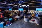 Interior del Game Terminal en Nashville con máquinas recreativas y zona de descanso