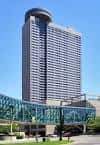 Exterior del Sheraton Kansas City Hotel en Crown Center con puente de cristal