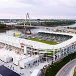 Vista aérea del CPKC Stadium con su distintiva estructura de arco y campo de juego
