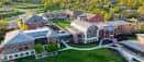 Vista aérea del campus de Pembroke Hill School con edificios y jardines