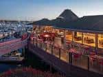 Vista exterior del restaurante Red Marlin en San Diego al atardecer con mesas en la terraza
