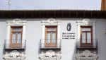 Vista exterior del edificio con balcones y detalles arquitectónicos clásicos