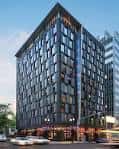 Vista exterior del hotel Moxy Portland Downtown en la ciudad