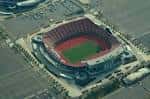 Vista aérea del Arrowhead Stadium con gradas rojas y campo de fútbol americano