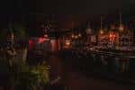 Interior del bar Hillsiders con barra de madera y botellas iluminadas