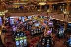 Interior del casino con máquinas tragamonedas y decoración lujosa