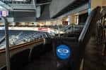 Interior de las gradas premium con vista al escenario o pista