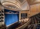 Escenario con cortina azul y balcones laterales