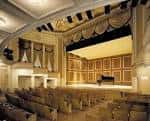 Interior del teatro mostrando el escenario y la sala de conciertos