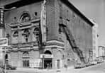 Fachada histórica del Folly Theater en blanco y negro