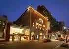 Exterior del Folly Theater iluminado por la noche