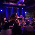 Concierto en vivo con piano y banda en el interior de The 1905