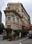 Fachada histórica del Crystal Hotel con detalles arquitectónicos y letreros de época