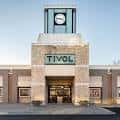 Fachada principal del TIVOL en Overland Park con reloj y letrero