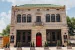 Fachada exterior del Firehouse en Kansas City con puerta roja y arquitectura histórica