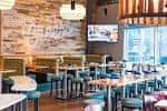 Interior del Stout Street Social con mesas y sillas en un ambiente moderno