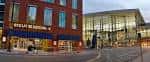 Vista exterior nocturna del Stout Street Social en Denver