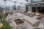 Vista panorámica del rooftop de Harriet's con asientos modernos y luces colgantes