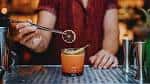 Bartender preparando una bebida en el bar Pushing Daisies