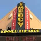 Fachada exterior del Denver Improv con letrero de Dinner Theatre