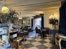 Interior del Gran Café España con mesas y decoración clásica