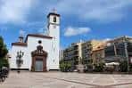 Vista panorámica de la Plaza de la Constitución en Fuengirola con la Iglesia de Nuestra Señora de los Ángeles al fondo