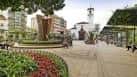 Plaza ajardinada con fuente central y zona peatonal en Fuengirola