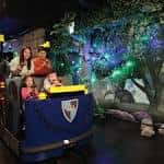 Familia disfrutando del tren de la montaña rusa en el interior del LEGOLAND Discovery Center