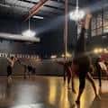 Clase de danza en el complejo con bailarines en movimiento