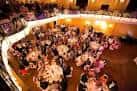 Vista aérea del salón principal del teatro decorado para recepción o boda