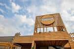 Fachada exterior de City Winery Nashville con letrero de madera y cielo azul
