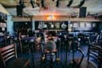 Interior del Bluebird Cafe con escenario y mesas de público