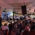 Público disfrutando de un concierto en el Bluebird Cafe