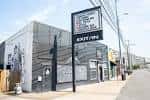 Vista exterior del Exit/In en Nashville con su letrero distintivo