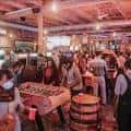 Espacio interior con mesas de juego y clientes disfrutando