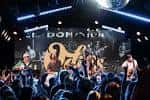 Concierto en vivo en el escenario de Odie's con banda tocando