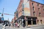 Vista exterior del edificio de Dierks Bentley's Whiskey Row en Broadway, Nashville