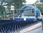 Preparativos para un evento en el Auditorium del Sardinero, mostrando filas de sillas negras dispuestas frente al escenario