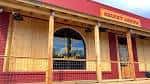Fachada exterior del local con letrero de Skinny Dennis