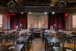 Vista general del interior del The Listening Room Cafe con escenario y mesas